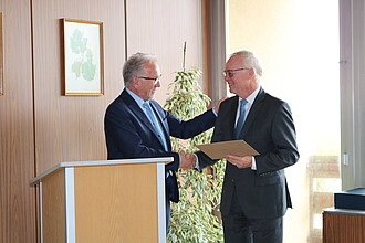 JKI-Präsident Prof. Dr. Frank Ordon (links) verabschiedet den Leiter der JKI-Rebenzüchtung Prof. Dr. Reinhard Töpfer beim Fachkolloquium auf dem Geilweilerhof in den Ruhestand.